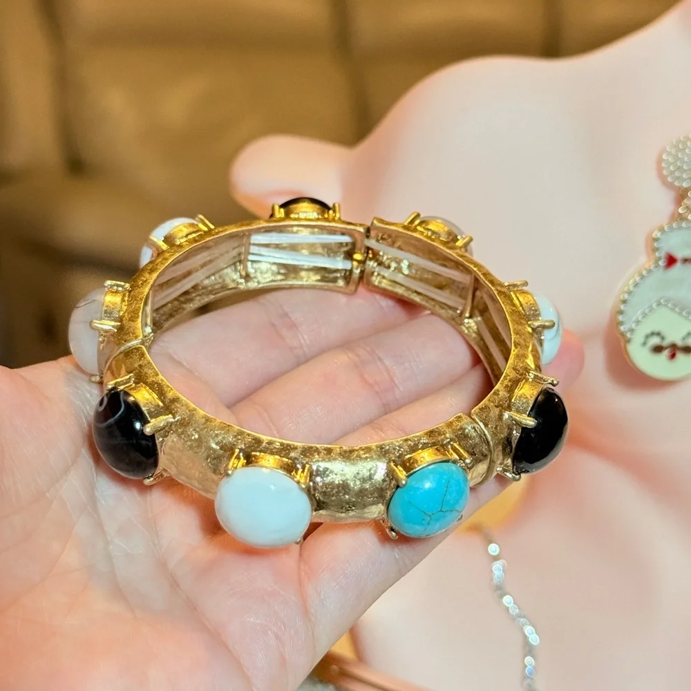 ⚜️ Elegant Gold Bracelet with Black, White, and Turquoise Accents - Picture 5 of 6